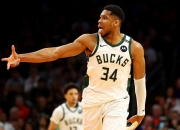 篮网绝杀时刻，字母哥点燃赛场，险胜迎来胜利！